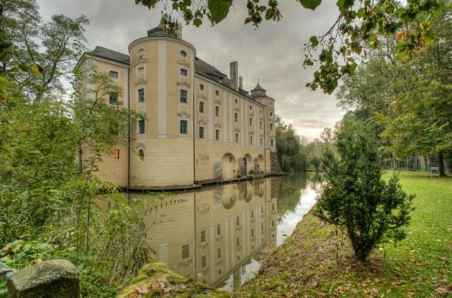 Отель Gastehaus Schloss Bernau Fischlham Экстерьер фото