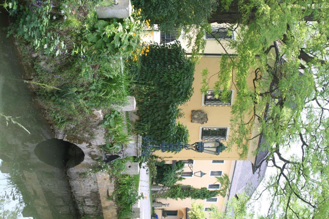 Отель Gastehaus Schloss Bernau Fischlham Экстерьер фото