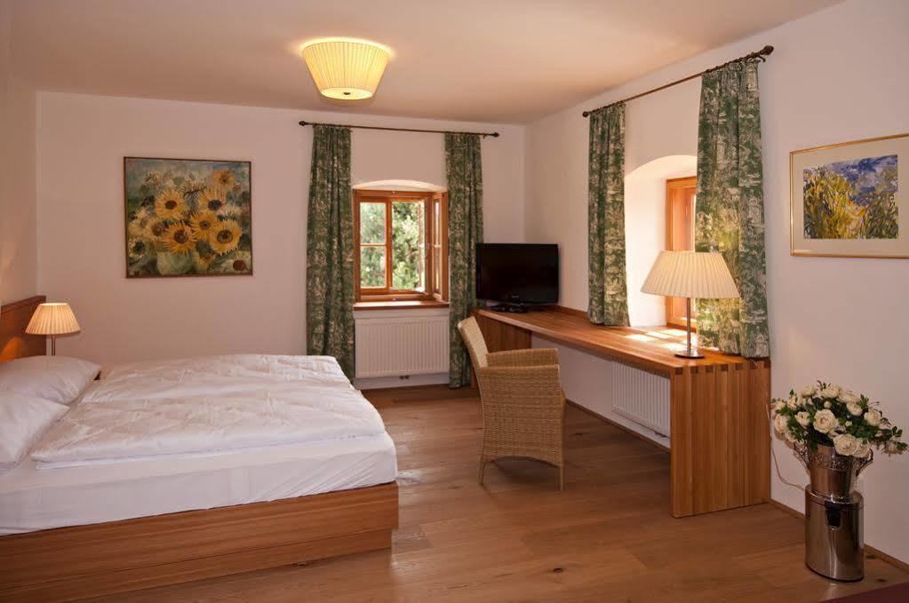 Отель Gastehaus Schloss Bernau Fischlham Экстерьер фото